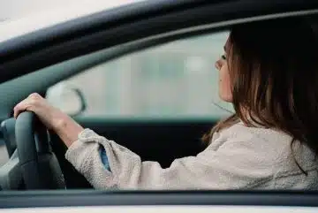 une femme au volant d'une voiture