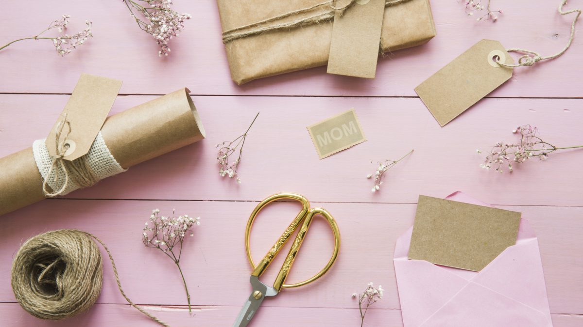 La pince à gaufrer : l'outil qui transforme vos étiquettes de scrapbooking