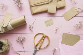La pince à gaufrer : l'outil qui transforme vos étiquettes de scrapbooking