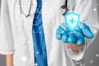 Mutuelle santé senior : pourquoi revoir son contrat dès la retraite ?